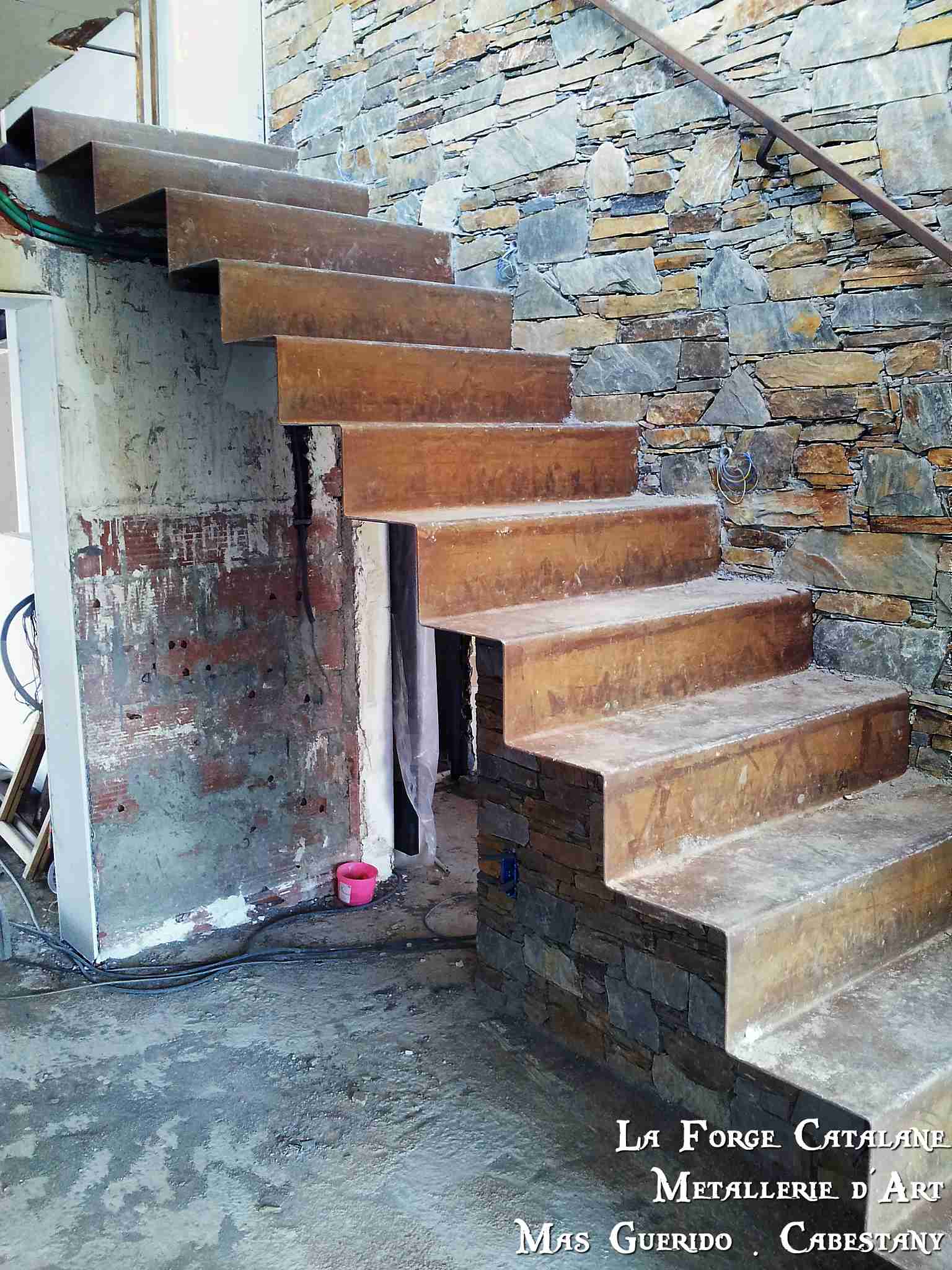 Escalier marches suspendues sans limons apparents en tole pliee forge catalane 30.jpg